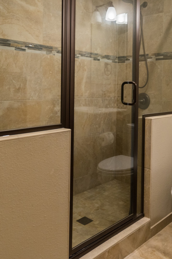 Пример оригинального дизайна: ванная комната среднего размера в классическом стиле с фасадами с утопленной филенкой, темными деревянными фасадами, раздельным унитазом, открытым душем, душевой кабиной, накладной раковиной, столешницей из искусственного кварца, открытым душем, белой столешницей, тумбой под одну раковину и напольной тумбой