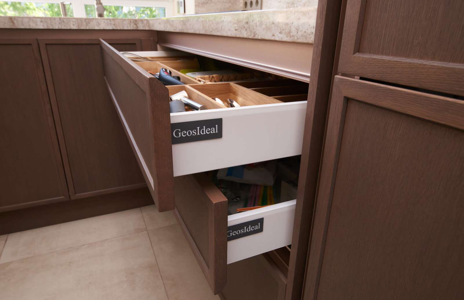 Кухня Петра с древесной текстурой от дизайнера