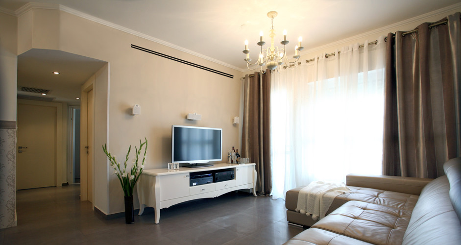 This is an example of a contemporary living room in Tel Aviv.