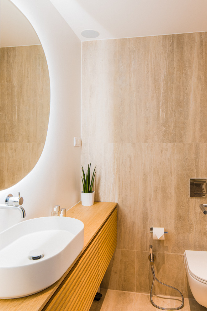 Exemple d'une petite salle de bain principale scandinave avec un placard à porte persienne, une douche, WC suspendus, un carrelage beige, des dalles de pierre, un mur beige, un lavabo posé, un plan de toilette en bois, un sol beige, une cabine de douche à porte battante, meuble simple vasque, meuble-lavabo suspendu et un mur en pierre.