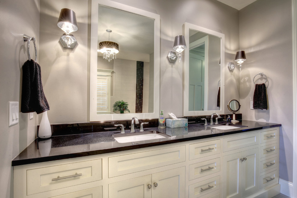 Example of a transitional home design design in Chicago
