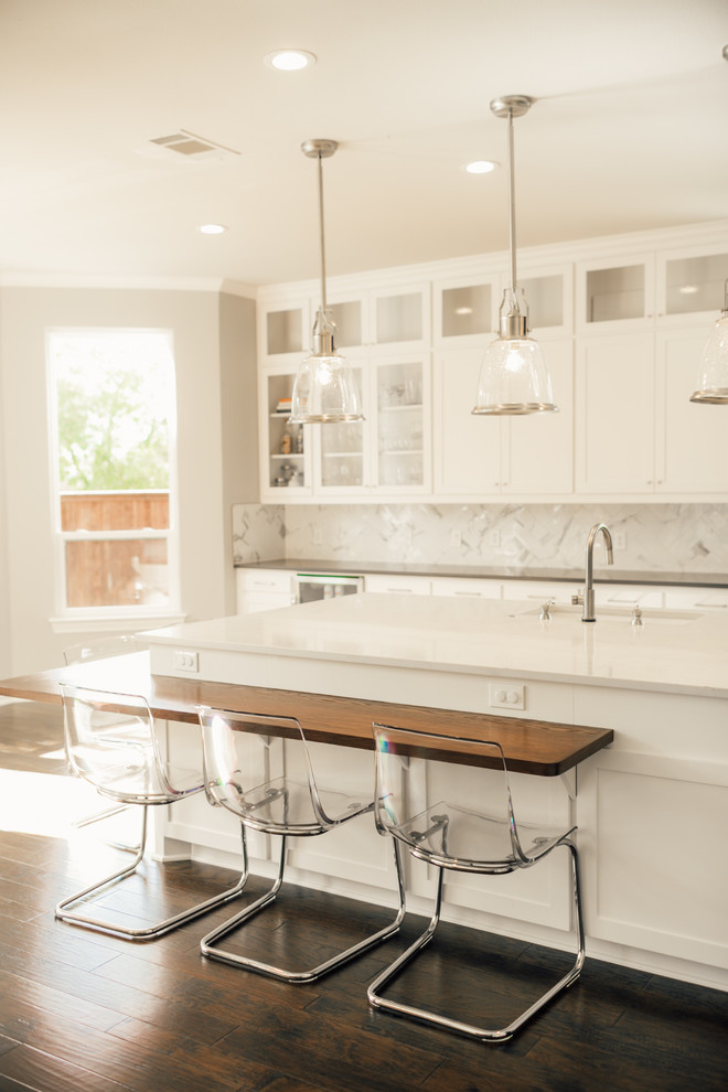 Kitchen - modern kitchen idea in Dallas