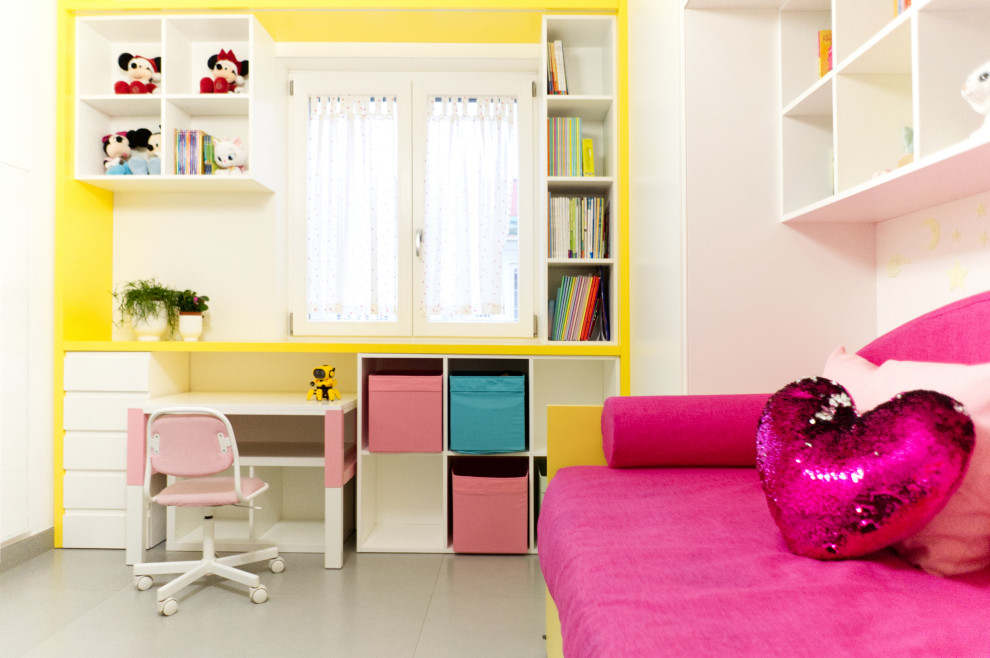 Inredning av ett modernt litet flickrum kombinerat med sovrum och för 4-10-åringar, med vita väggar, klinkergolv i porslin och grått golv