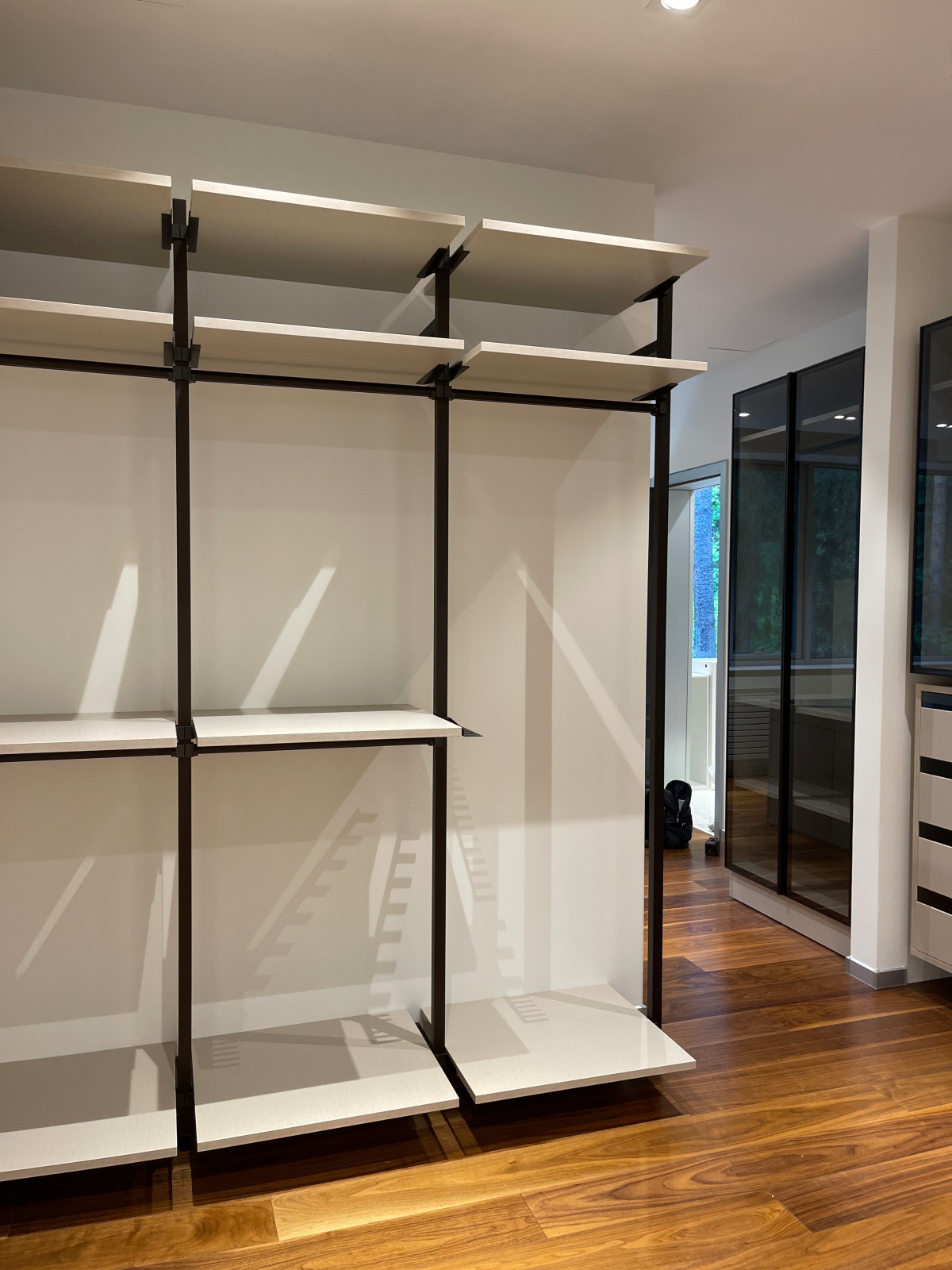 Распашной шкаф с системой RPE raumplus и Гардеробная система UNO raumplus