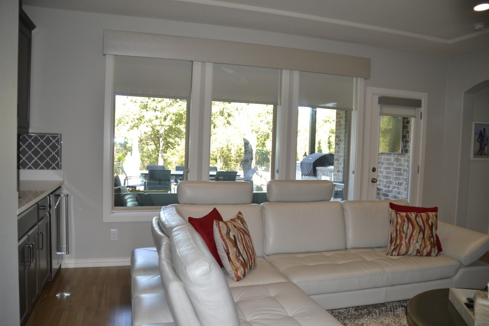 Transitional home design photo in Dallas