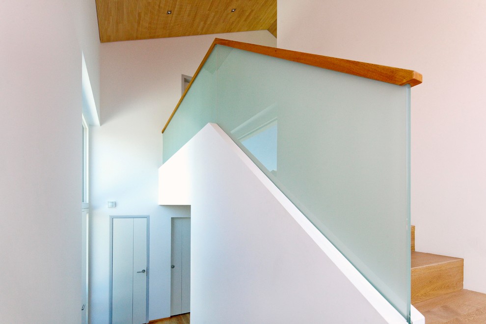 Kleine Moderne Treppe mit Holz-Setzstufen in München