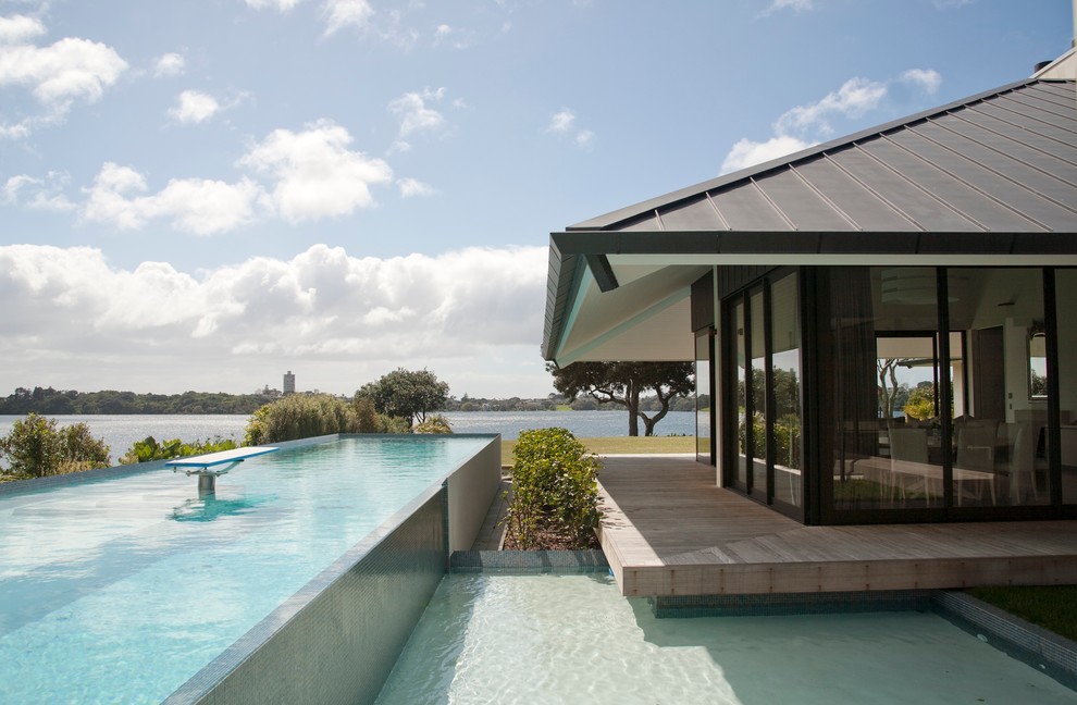 Design ideas for a contemporary pool in Auckland with decking.