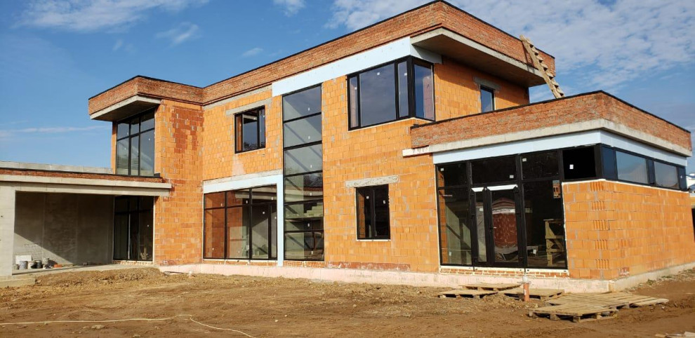 Современный дом с баней на одном участке у леса