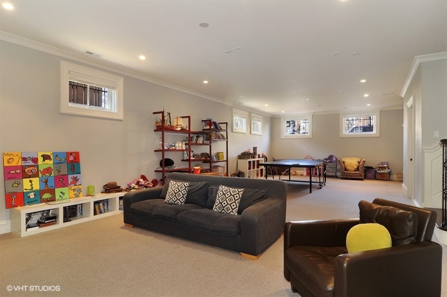 Example of a transitional basement design in Chicago