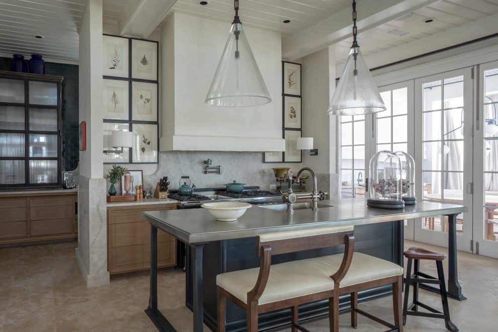 Bild på ett stort maritimt grå grått kök, med släta luckor, skåp i ljust trä, marmorbänkskiva, grått stänkskydd, rostfria vitvaror, cementgolv, en köksö och beiget golv