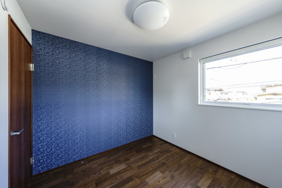 На фото: спальня среднего размера в стиле модернизм с синими стенами, темным паркетным полом, коричневым полом, потолком с обоями, обоями на стенах и акцентной стеной с