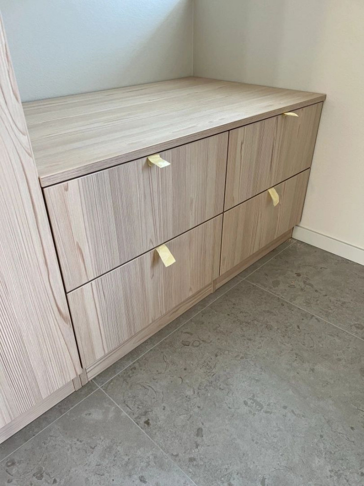 Простой шпонированный шкаф