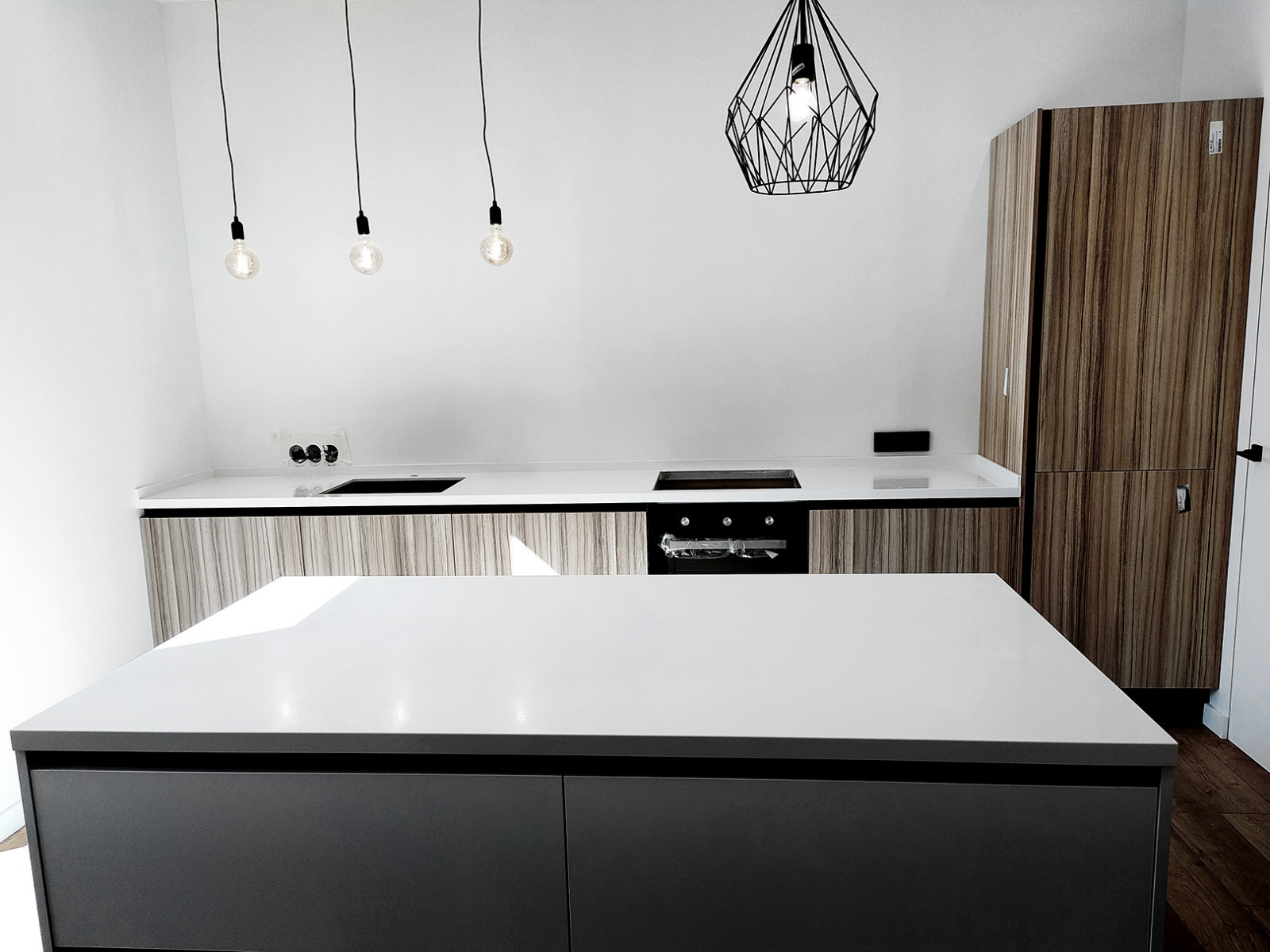 Столешница и кухонный остров из белого камня Hi-Macs