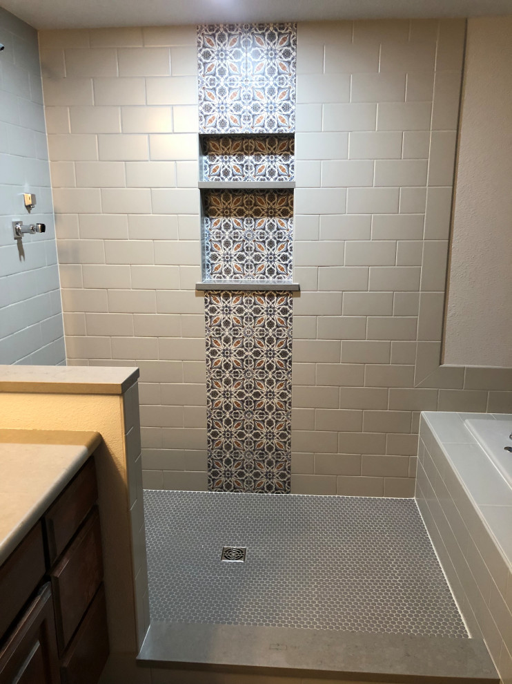 Bild på ett litet funkis badrum, med flerfärgad kakel, keramikplattor, vita väggar och med dusch som är öppen