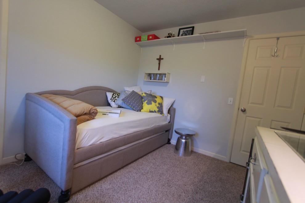 Small transitional home design photo
