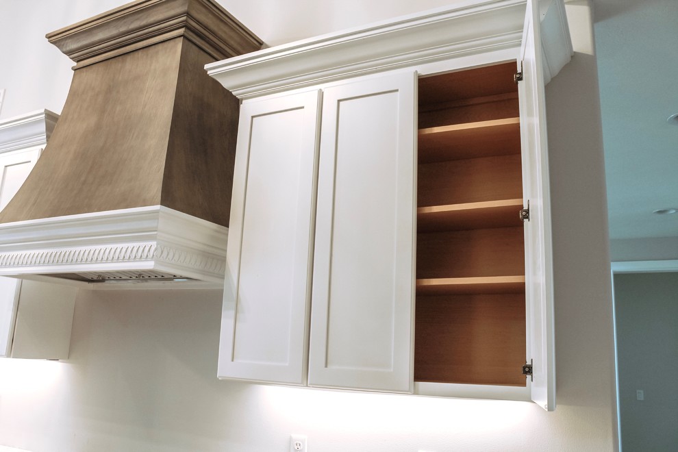 Example of a mountain style kitchen design in Chicago