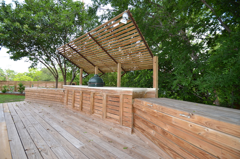 Photo of a contemporary deck in Austin.