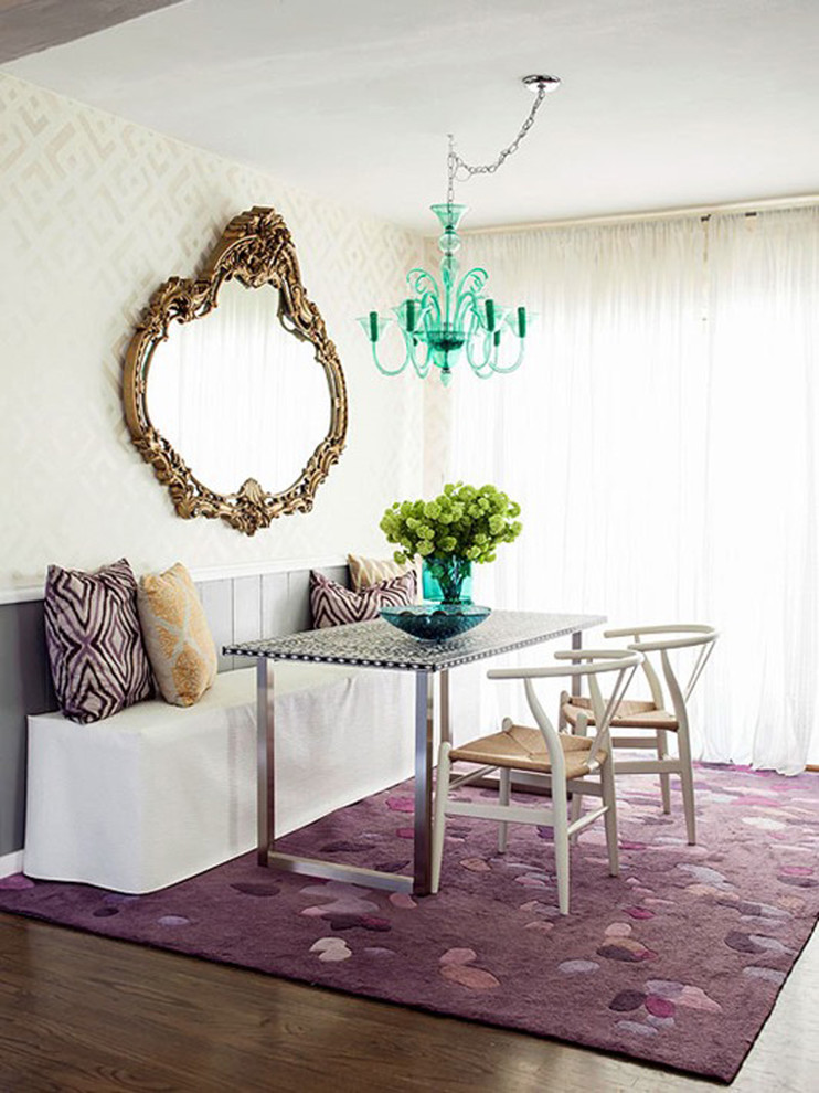 Источник вдохновения для домашнего уюта: столовая в современном стиле с серебряными стенами и темным паркетным полом