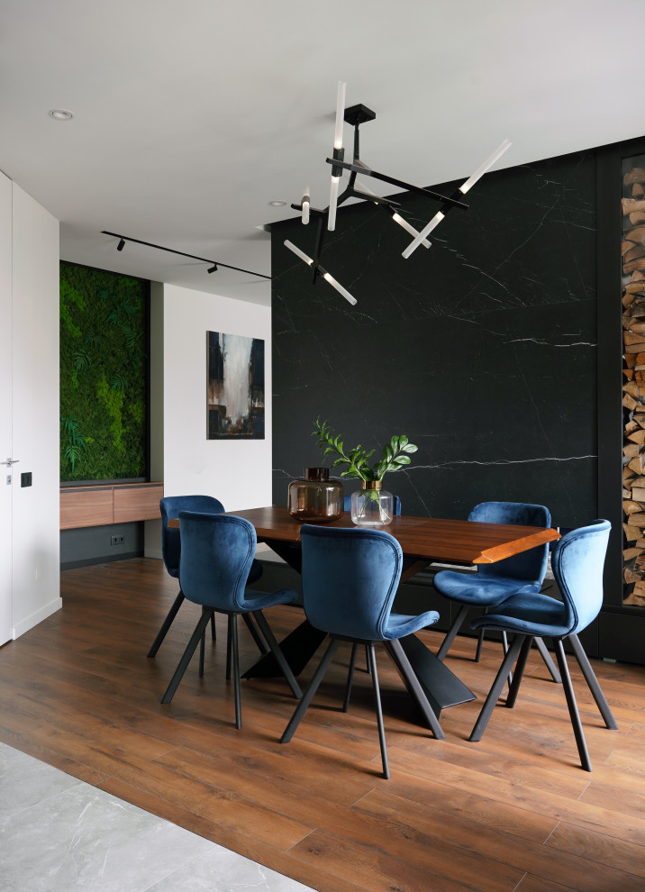 Cette image montre une salle à manger ouverte sur la cuisine design de taille moyenne avec un mur blanc et une cheminée ribbon.
