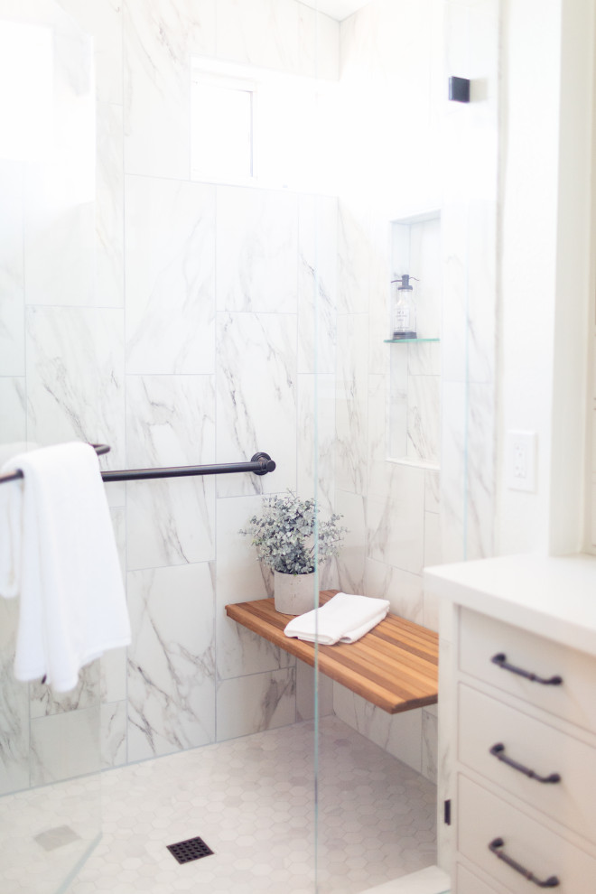 Пример оригинального дизайна: главная ванная комната среднего размера в стиле неоклассика (современная классика) с плоскими фасадами, серыми фасадами, душем в нише, унитазом-моноблоком, керамической плиткой, белыми стенами, полом из винила, раковиной с несколькими смесителями, столешницей из искусственного кварца, коричневым полом, душем с распашными дверями, белой столешницей, сиденьем для душа, тумбой под одну раковину, встроенной тумбой и сводчатым потолком