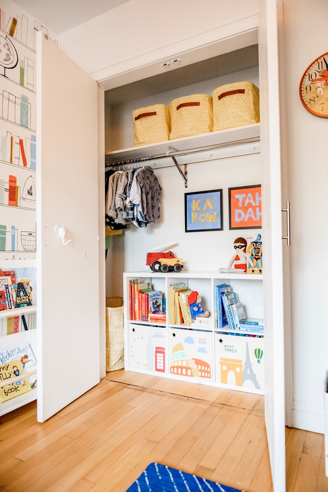 Small scandinavian kids' bedroom in New York with multi-coloured walls, light hardwood floors and brown floor for kids 4-10 years old and boys.