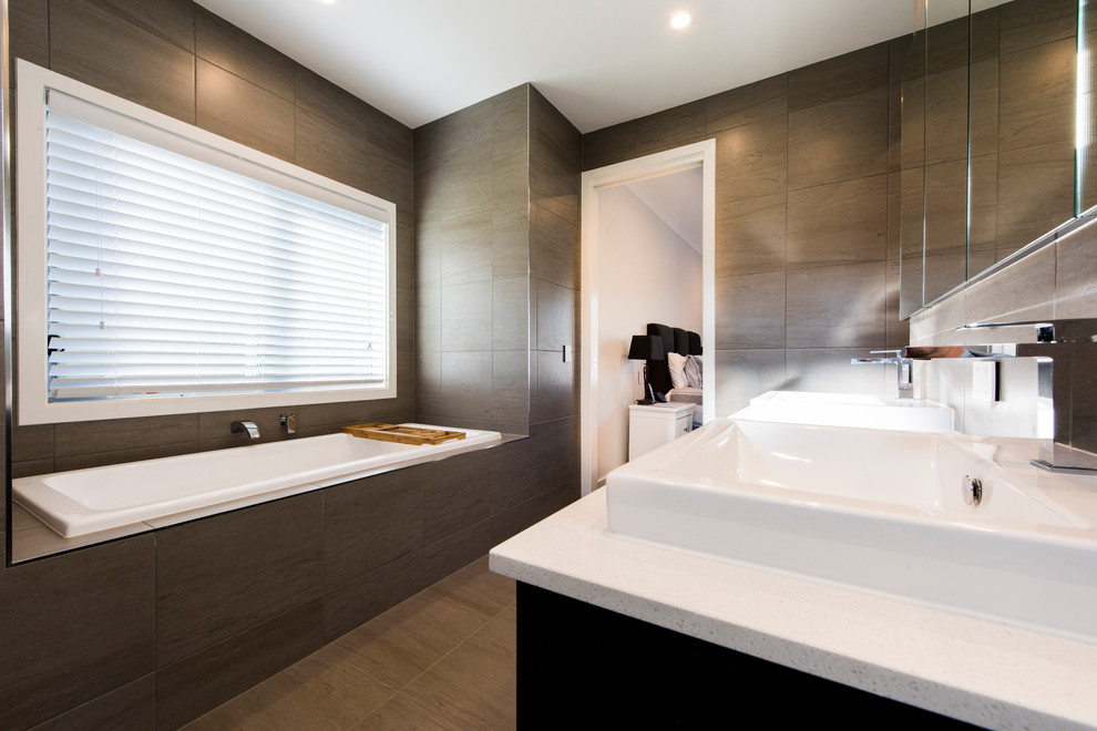 This is an example of a contemporary bathroom in Brisbane.