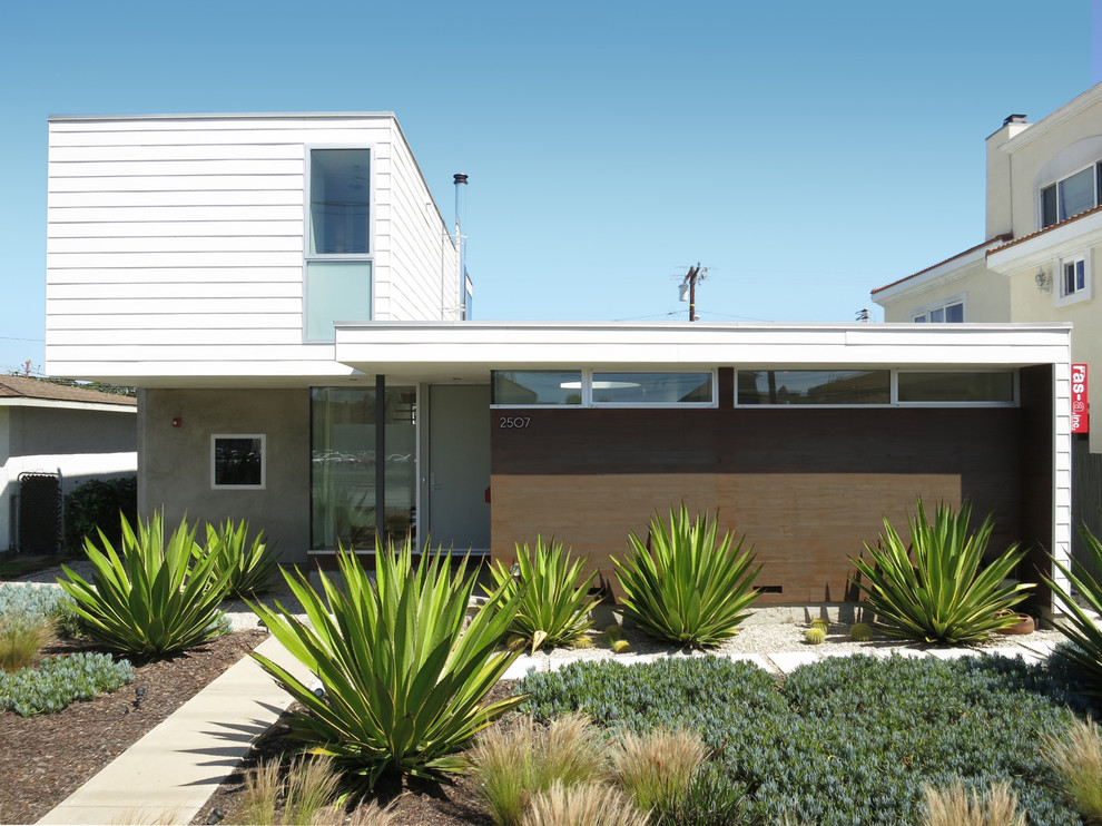 Photo of a small modern front yard full sun xeriscape in Los Angeles with mulch.