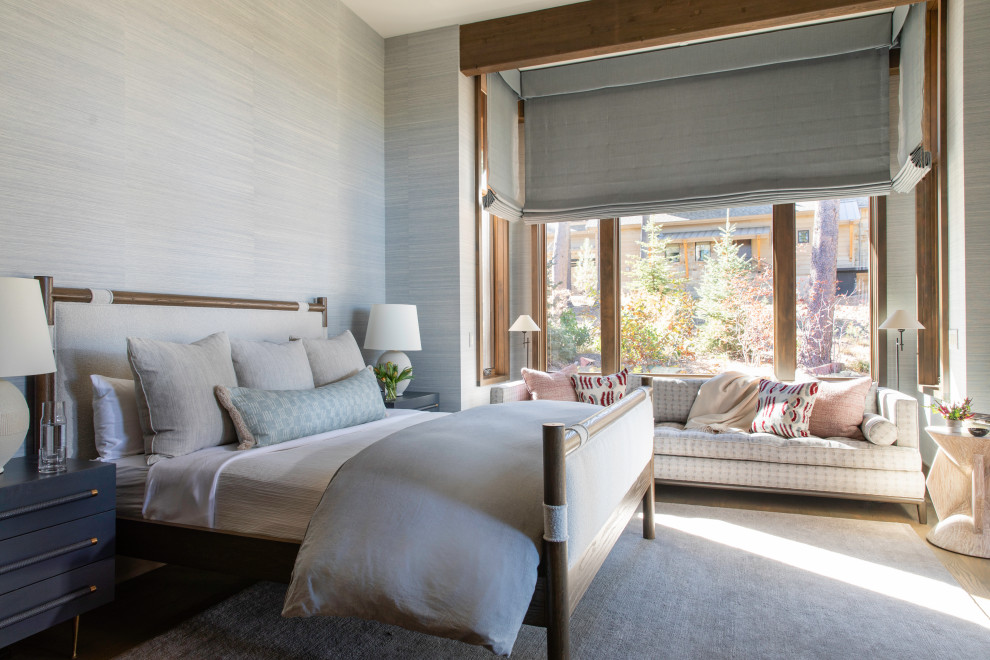 Uriges Hauptschlafzimmer mit grauer Wandfarbe, braunem Holzboden, braunem Boden und Tapetenwänden in Sacramento