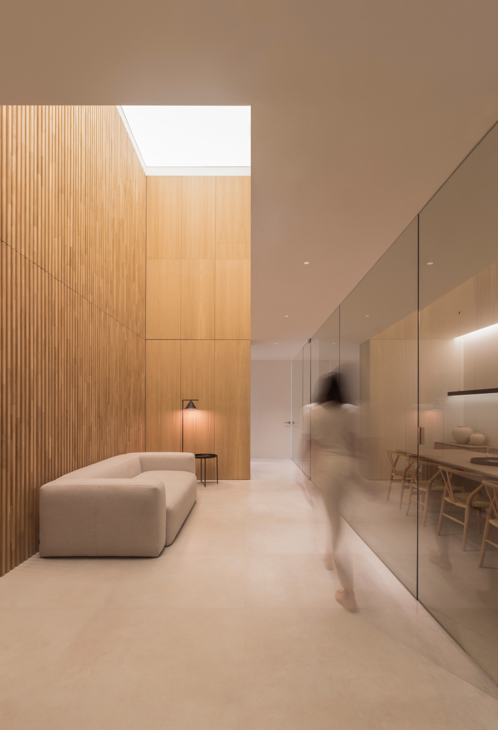El punto de partida del proyecto surge de una necesidad de reestructuración de un edificio de oficinas cuyo objetivo era dotar a todas las salas de iluminación natural.