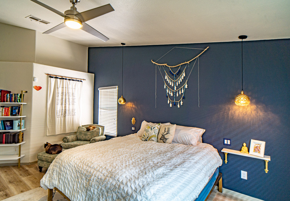 Foto de dormitorio principal y blanco bohemio de tamaño medio sin chimenea con paredes azules, suelo vinílico, suelo beige y techo inclinado