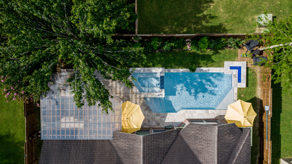 Modelo de piscina campestre pequeña a medida en patio trasero con entablado