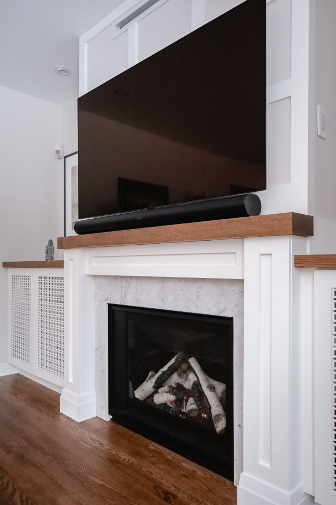 Inspiration for a small transitional u-shaped medium tone wood floor and brown floor eat-in kitchen remodel in Ottawa with an undermount sink, shaker cabinets, white cabinets, quartz countertops, white backsplash, subway tile backsplash, stainless steel appliances, an island and white countertops