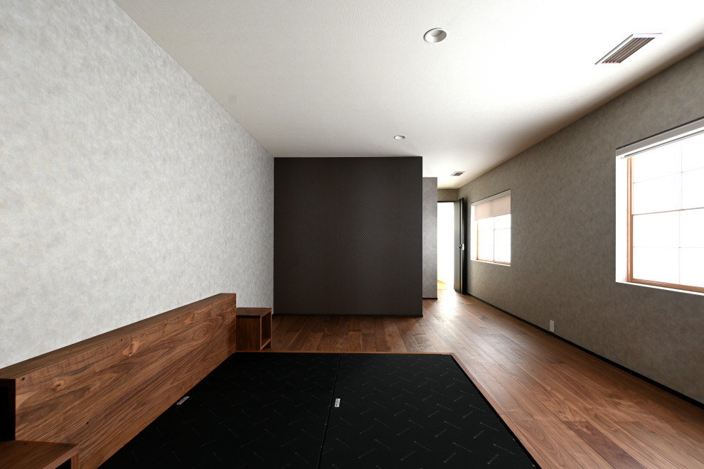 Идея дизайна: хозяйская спальня среднего размера с серыми стенами, паркетным полом среднего тона, коричневым полом, потолком с обоями, обоями на стенах и акцентной стеной без камина
