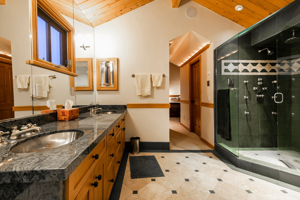 Inredning av ett grå grått en-suite badrum, med skåp i shakerstil, skåp i mellenmörkt trä, en dubbeldusch, ett undermonterad handfat, granitbänkskiva och dusch med gångjärnsdörr
