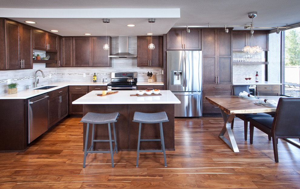 Example of a transitional home design design in Seattle