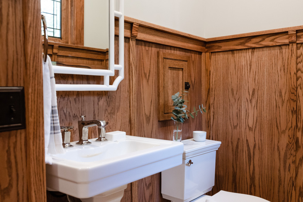 Mittelgroße Rustikale Gästetoilette mit weißen Schränken, freistehendem Waschtisch und vertäfelten Wänden in New York
