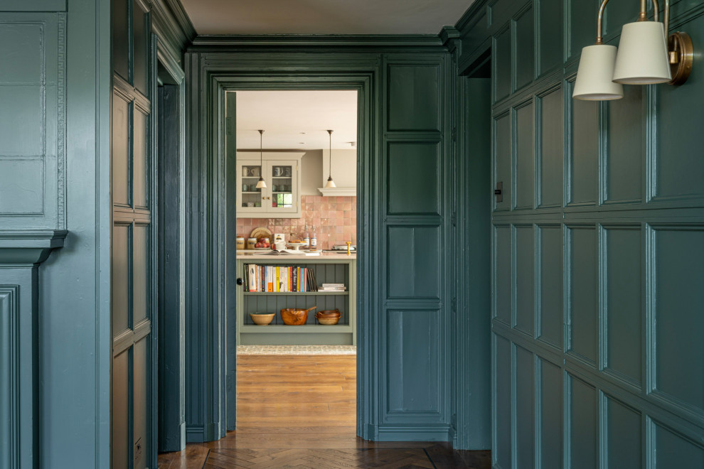 Пример оригинального дизайна: коридор в стиле неоклассика (современная классика) с синими стенами и паркетным полом среднего тона