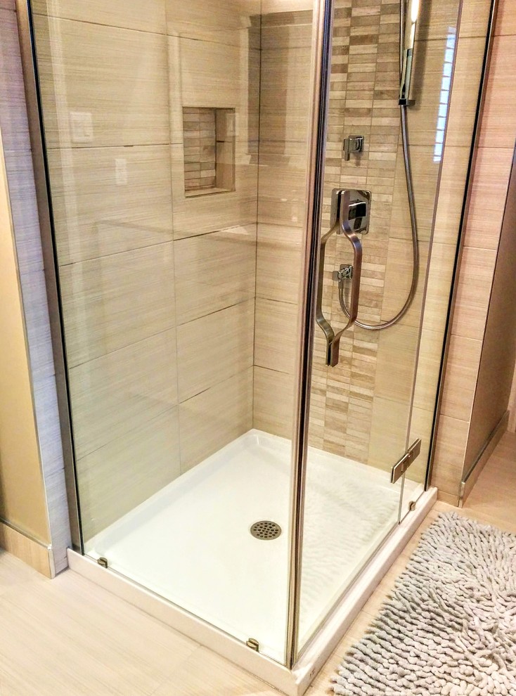 Transitional home design photo in Toronto