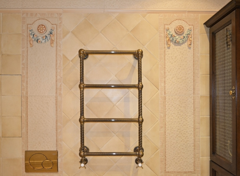 Пример оригинального дизайна: главный совмещенный санузел среднего размера с фасадами с выступающей филенкой, коричневыми фасадами, полновстраиваемой ванной, душем над ванной, инсталляцией, бежевой плиткой, керамической плиткой, бежевыми стенами, полом из керамической плитки, врезной раковиной, мраморной столешницей, бежевым полом, шторкой для ванной, зеленой столешницей, тумбой под одну раковину и напольной тумбой