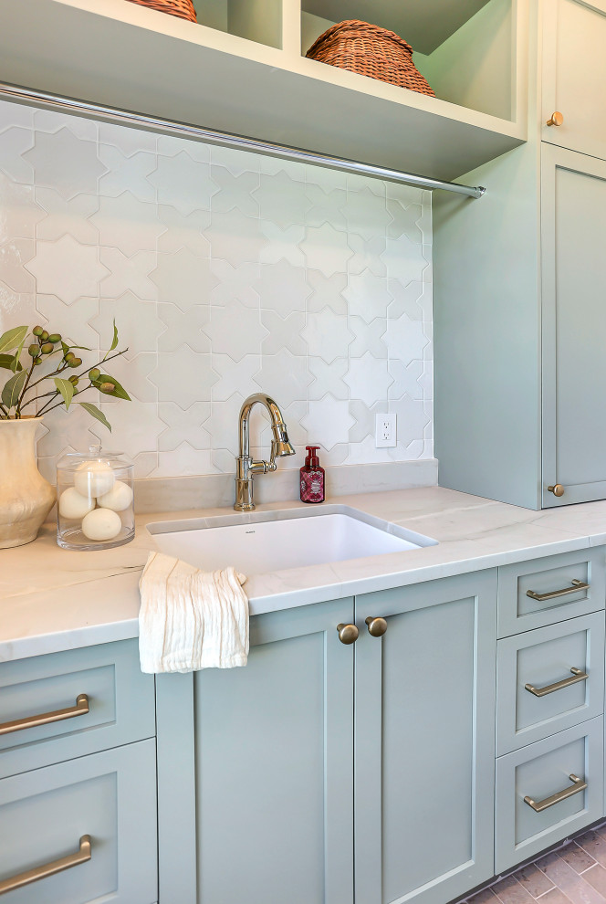 Transitional laundry room photo in Orlando