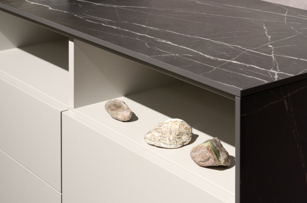 Белый комод raumplus с верхом под черный мрамор с выставки IMM Cologne 2020
