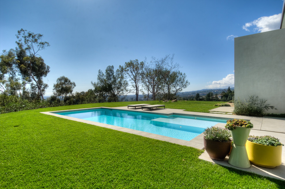 Photo of a modern rectangular pool in Los Angeles with concrete slab.