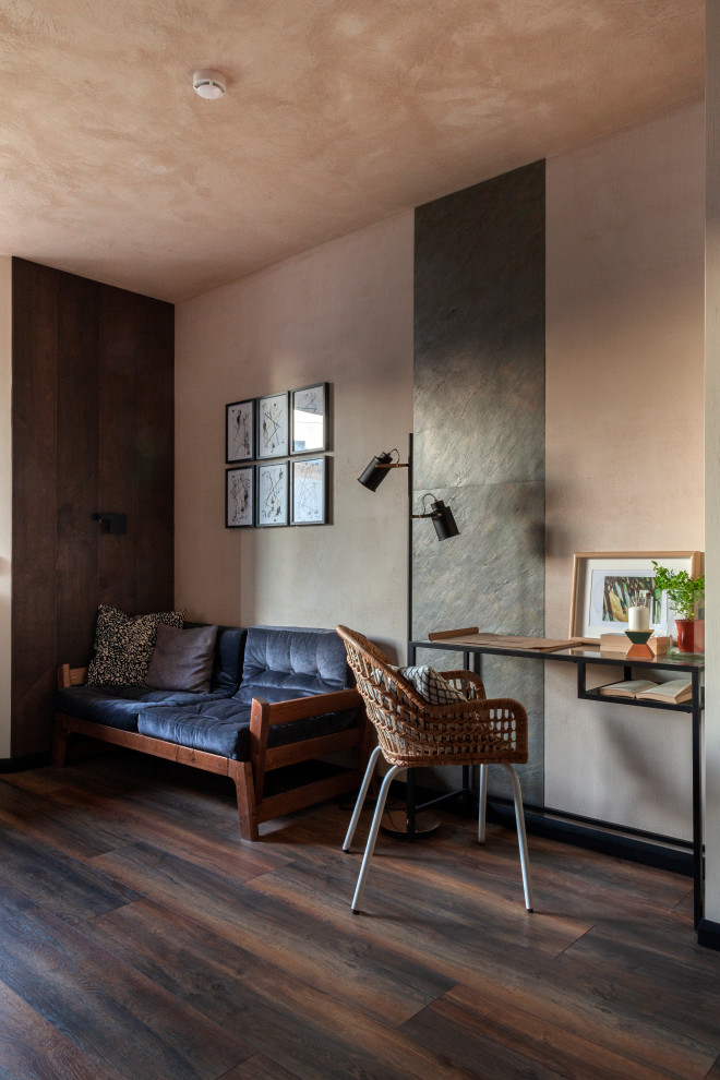 Idées déco pour une petite chambre contemporaine avec un mur beige et un sol en carrelage de porcelaine.