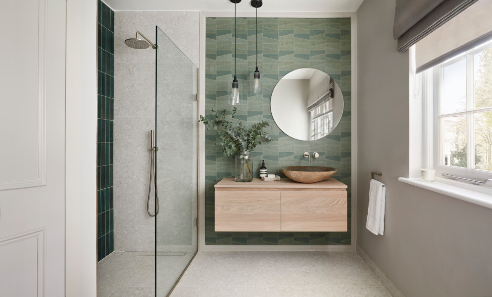 Exempel på ett mellanstort modernt badrum med dusch, med skåp i ljust trä, porslinskakel och träbänkskiva