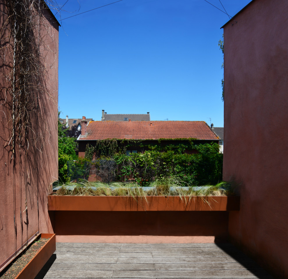Esempio di una piccola terrazza contemporanea dietro casa e al primo piano con nessuna copertura e parapetto in materiali misti
