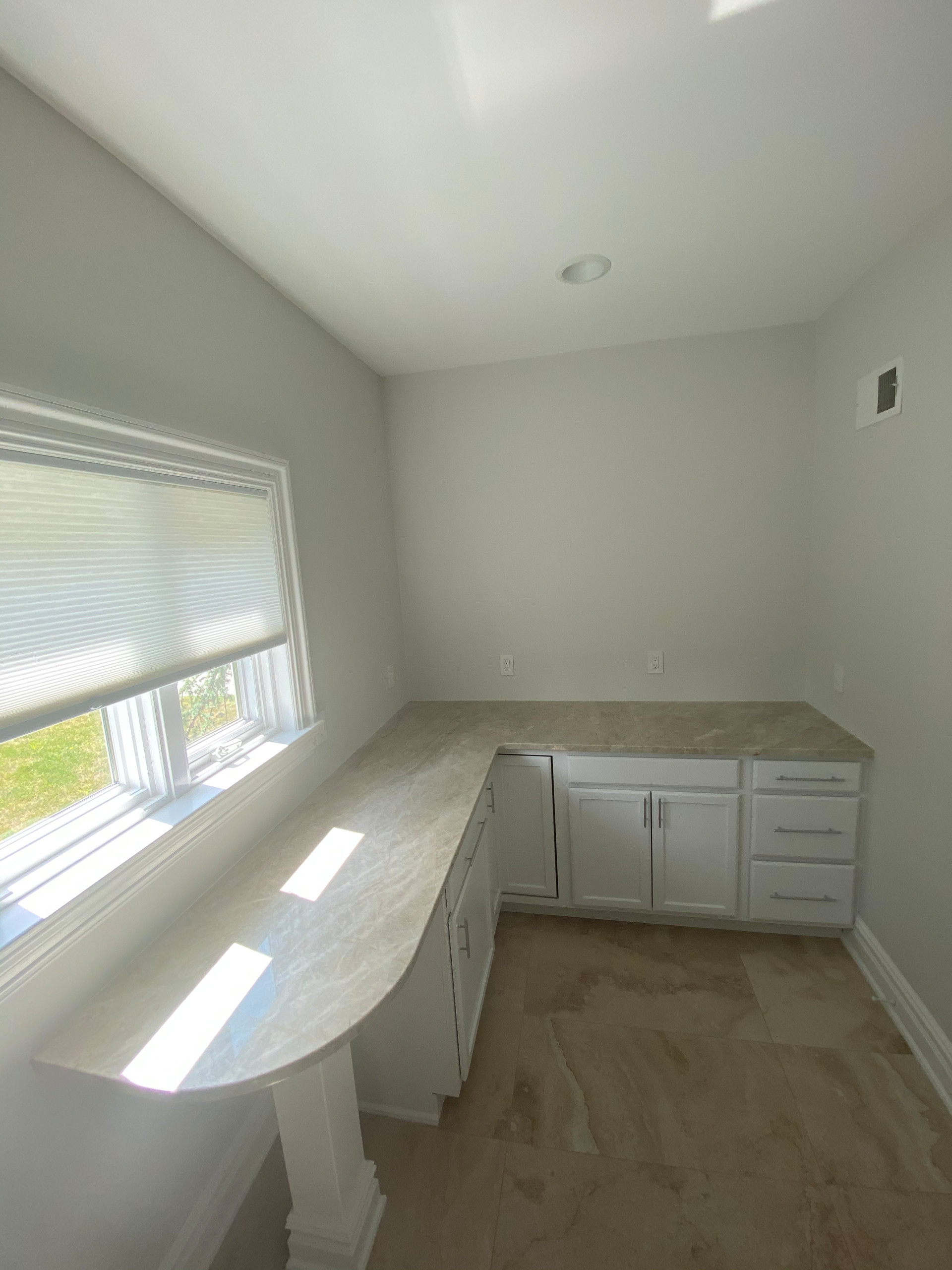 BEAUTIFUL QUART COUNTER TOPS IN CUSTOM DESIGNED LAUNDRY ROOM