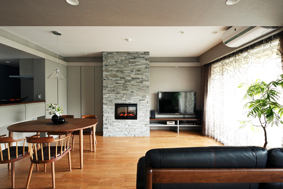This is an example of a contemporary living room in Tokyo Suburbs.