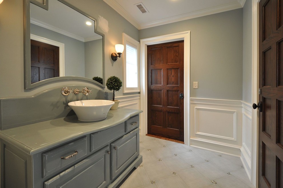This is an example of a traditional bathroom in Newark.