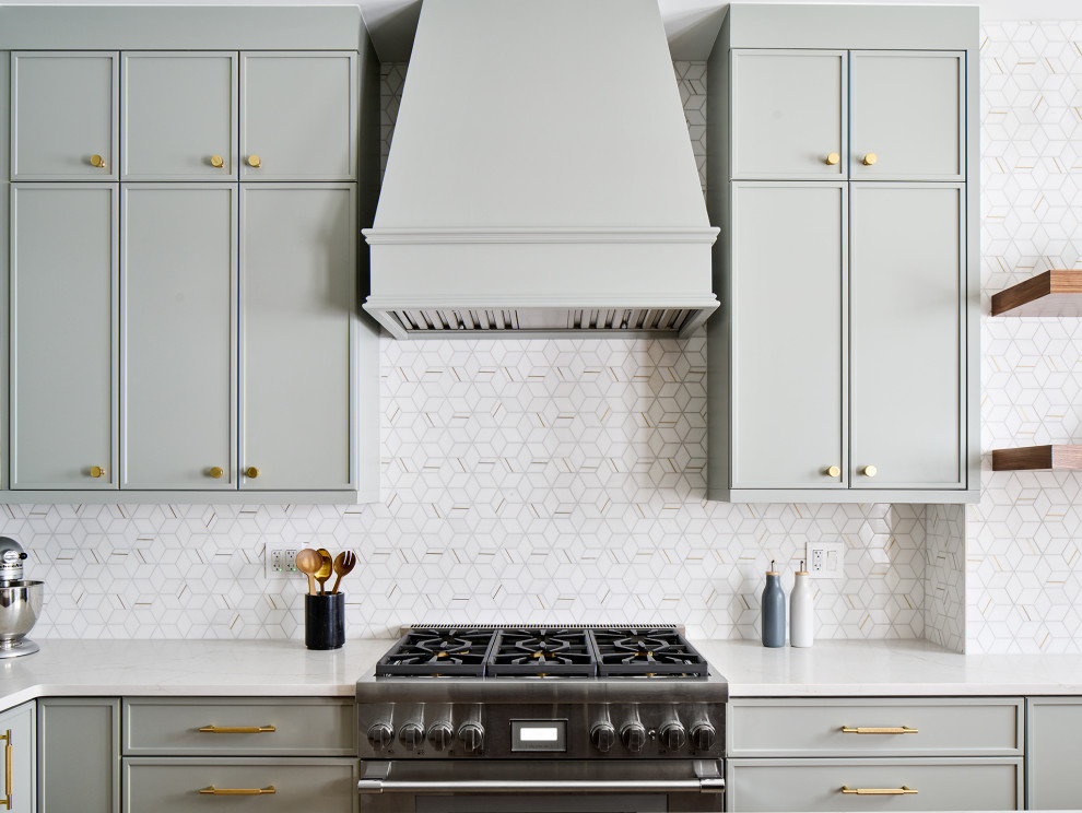 Example of a transitional kitchen design in Chicago