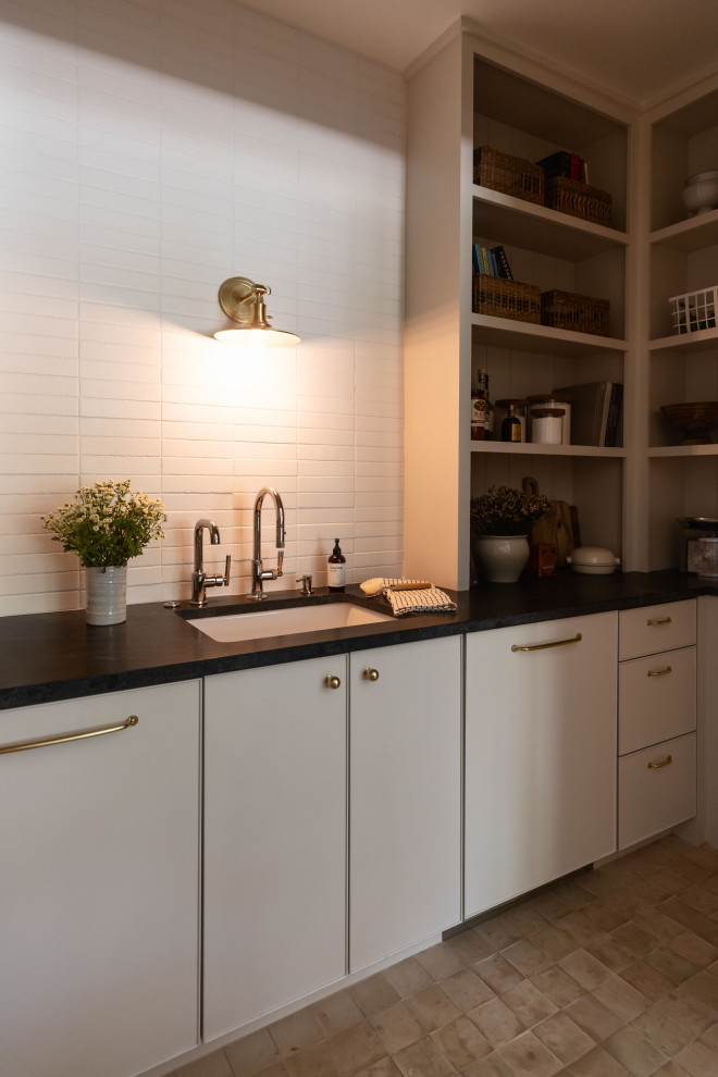 Example of a transitional home design design in Phoenix